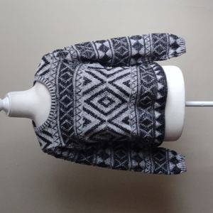 Lucky brand black and white cropped top/sweater. Size L